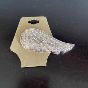 Magnetic wing brooch